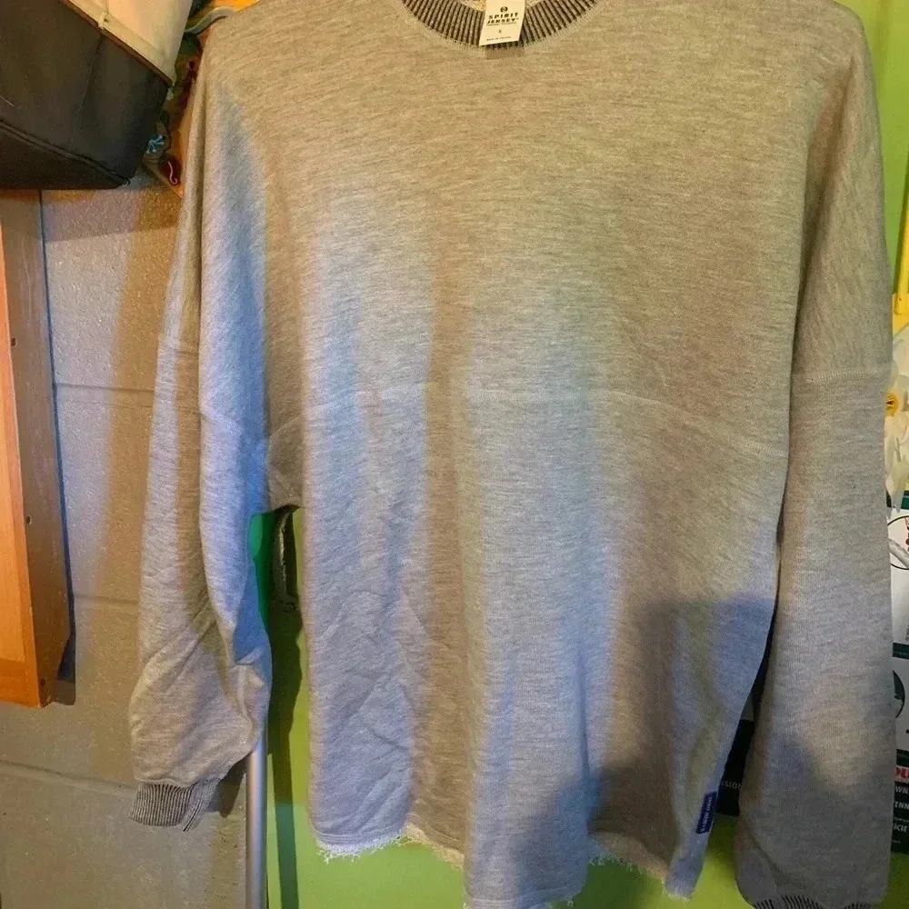 Jersey Spirit Top Size Small Ling Sleeve in the Gray